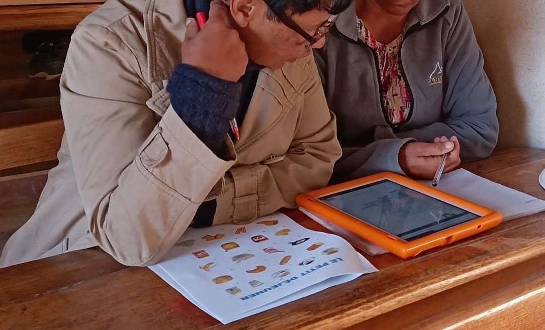 Rencontre avec une enseignante qui utilise la technologie pour aider une femme handicapée à apprendre